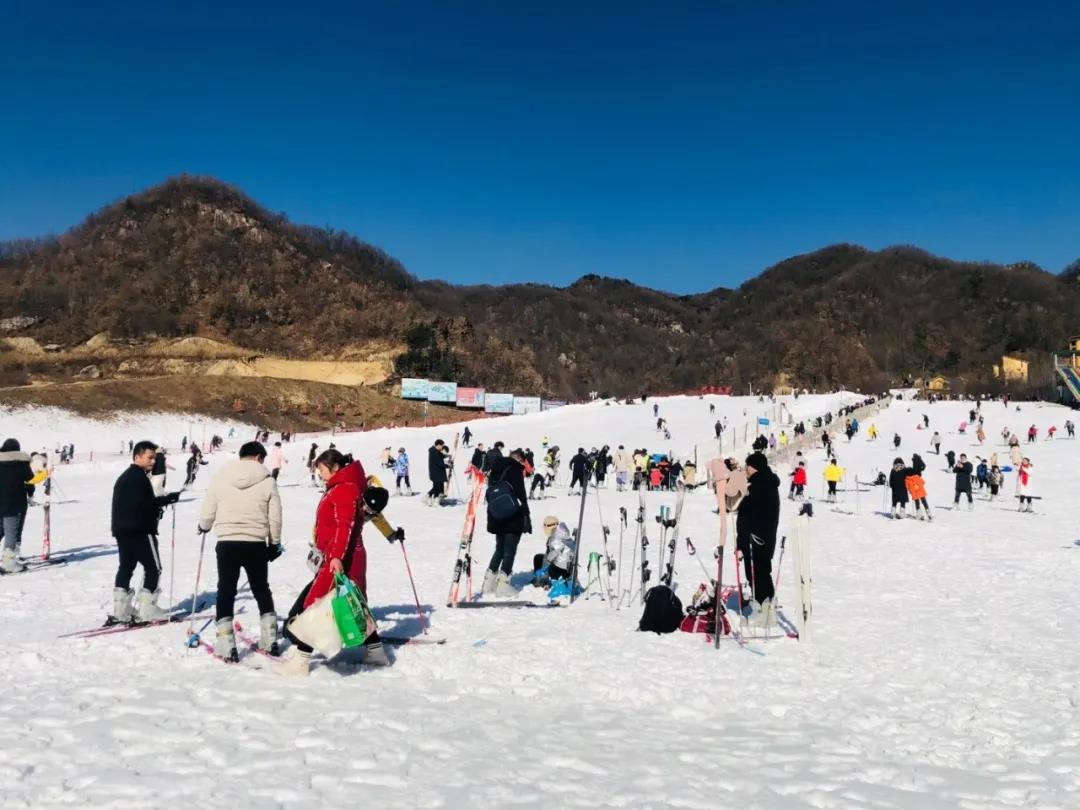 還在想春節(jié)去哪里玩，來猿人山滑雪場滑雪吧！